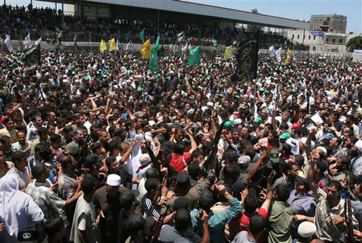 Syrgjendur bera líkið af Jamal Abu Samhadana til grafar í Rafah í dag.