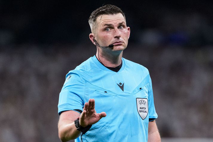 Meiðsli Michael Oliver eru ekki alvarleg og hann er því ekki á heimleið af HM.