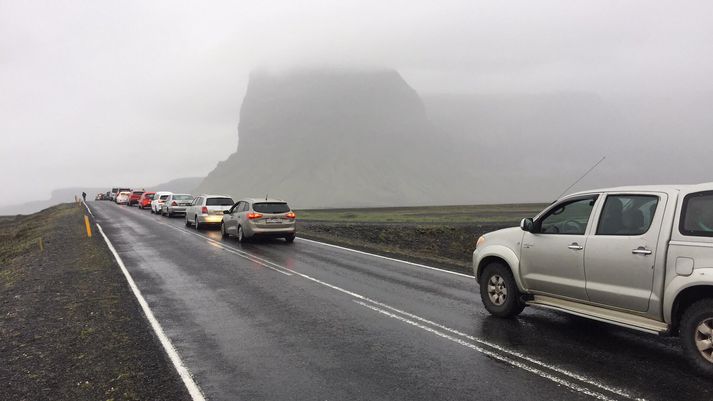 Miklar tafir hafa orðið á þjóðvegi 1 vegna umferðaróhappsins. Á myndinni sést Lómagnúpur í baksýn.