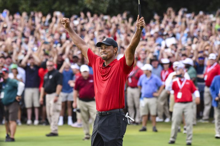Tiger og margir í áhorfendaskaranum voru klökkir á 18. flötinni í Atlanta þegar sigurinn var í höfn.