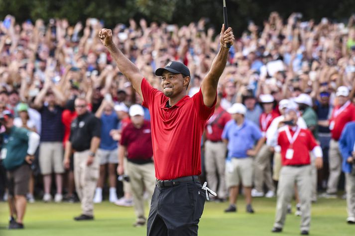 Tiger og margir í áhorfendaskaranum voru klökkir á 18. flötinni í Atlanta þegar sigurinn var í höfn.