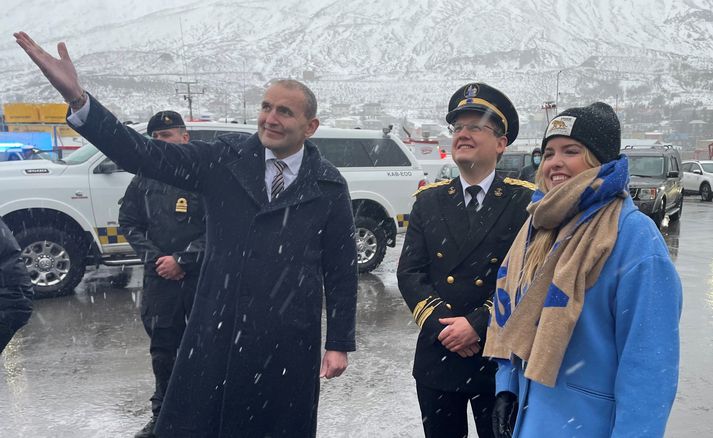 Forseti Íslands, Guðni Th. Jóhannesson, virðir fyrir sér nýja varðskipið ásamt Svavari Pálssyni, sýslumanni Norðurlands eystra, og Áslaugu Örnu Sigurbjörnsdóttur dómsmálaráðherra.