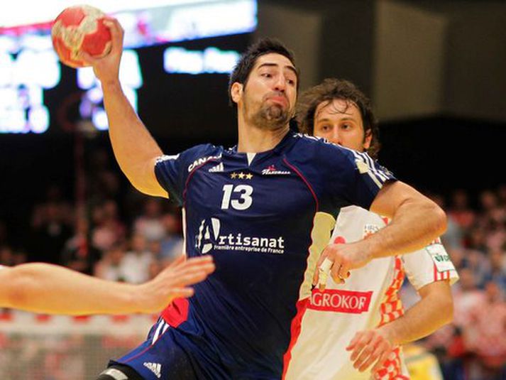 Nicola Karabatic lék vel fyrir Frakka og skorar hér eitt marka sinna.