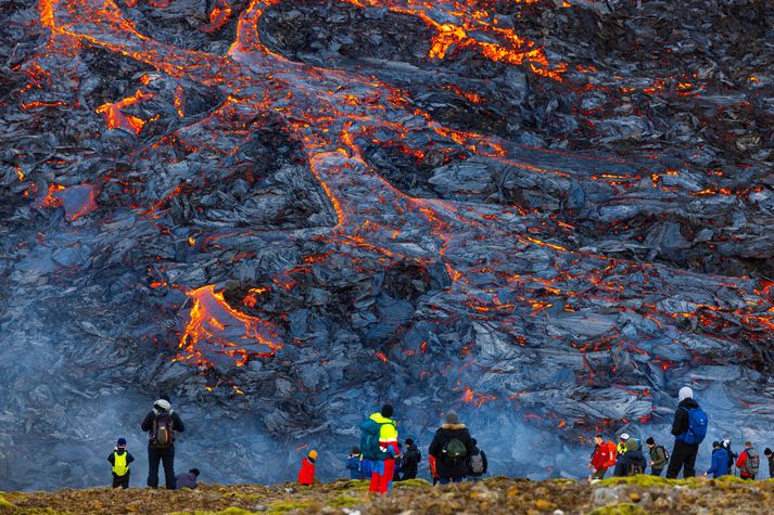 Tæplega fimm hundruð manns lögðu leið sína að eldstöðvunum í gær samkvæmt talningu Ferðamálastofu.