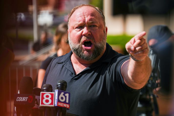 Alex Jones virðist ekki hafa mikinn áhuga á því að greiða það sem hann skuldar.