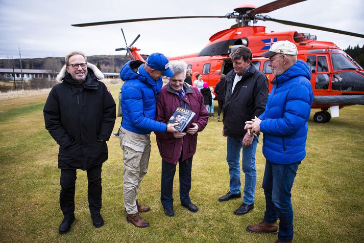 Óttar Sveinsson afhendir skipverjanum Guðmundi Arasyni eintök af nýjustu Útkallsbókinni, Þrekvirki í djúpinu, í Hveragerði á föstudag.