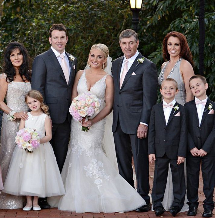 Lynne, móður brúðarinnar, Jamie Lynn Spears, brúðguminn James Watson, faðir brúðgumans James, fræga systirin Britney og synir hennar Jayden James og Sean Preston.