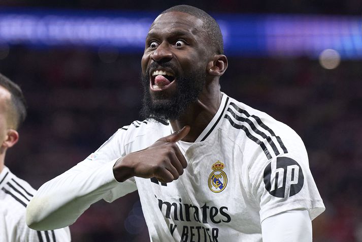Antonio Rudiger sást greinilega „skera sig á háls“ í átt að stuðningsmönnum Atlético. 