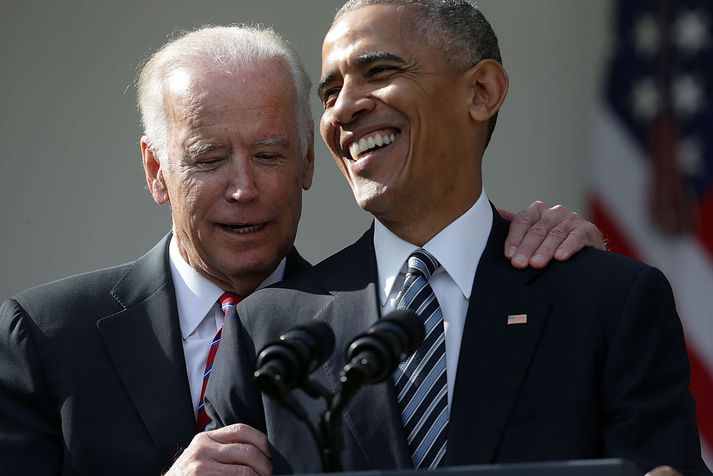 Joe Biden varaforseti var við hlið Obama þegar hann ávarpaði fjölmiðla nú fyrir stuttu og slógu þeir á létta strengi á tilfinningaþrunginni stund.