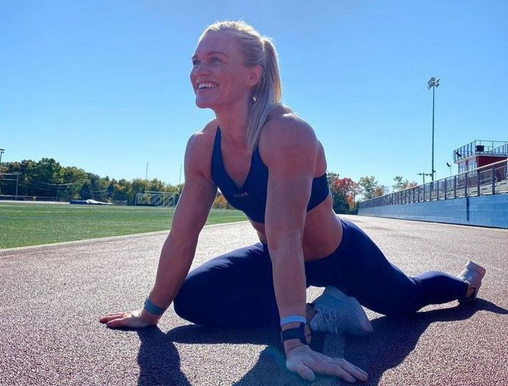 Katrín Tanja Davíðsdóttir reyndi að liðka sig eftir erfiða æfingu í öðrum hluta Open.