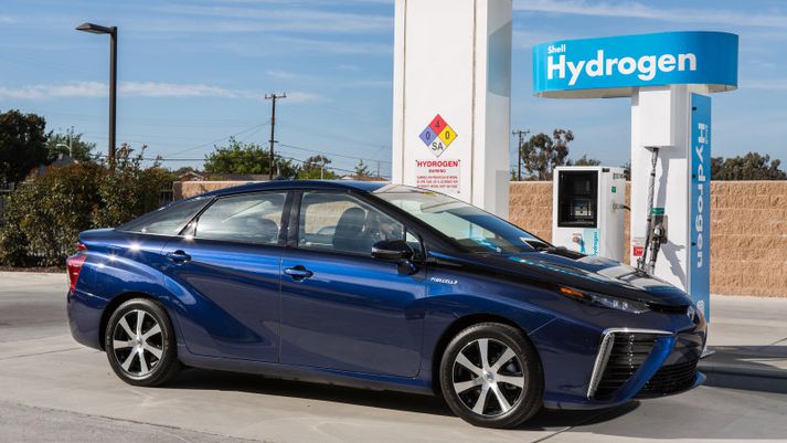 Toyota Mirai á vetnishleðslustöð.