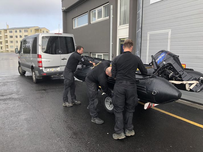 Kafarar Landhelgisgæslunnar hafa aðstoðað við leitina að manninum.