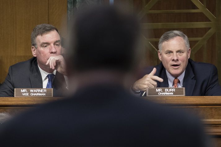 Mark Warner (t.v.) og Richard Burr (t.h.) við upphaf yfirheyrsla leyniþjónustunefndar öldungadeildarinnar.