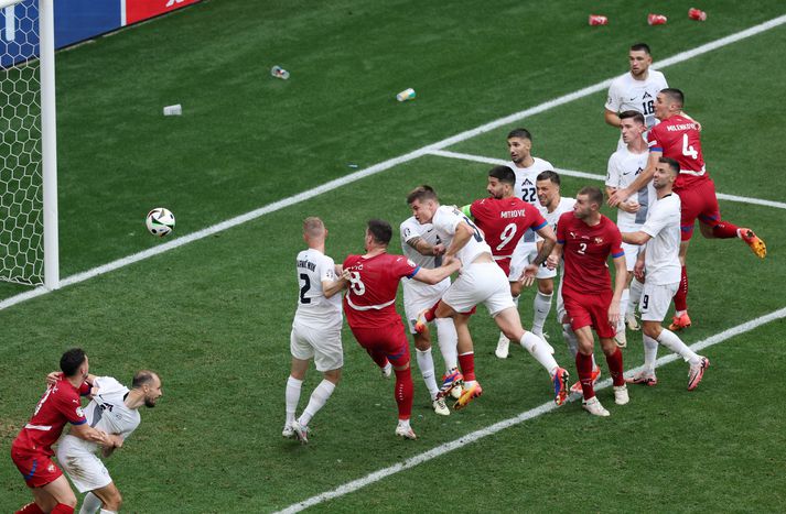 Luka Jovic #8 tókst að stýra skallanum í netið þrátt fyrir þokkalegt tog frá markaskorara Slóveníu, Zan Karnicnik #2.