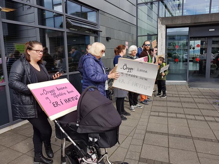 Fjöldi manns kom saman við húsnæði ríkissáttasemjara í dag til að sýna ljósmæðrum stuðning.