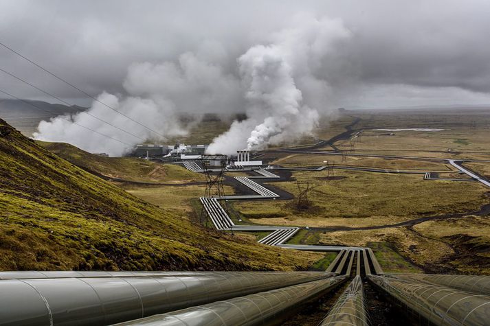 Hellisheiðarvirkjun, stærsta virkjun sinnar tegundar í heiminum, framleiðir nú 30 megavöttum minna en um áramót. Eftir að síðasti áfangi virkjunarinnar var tekinn í notkun er ljóst að vinnslusvæði virkjunarinnar stendur ekki undir fullum afköstum hennar.