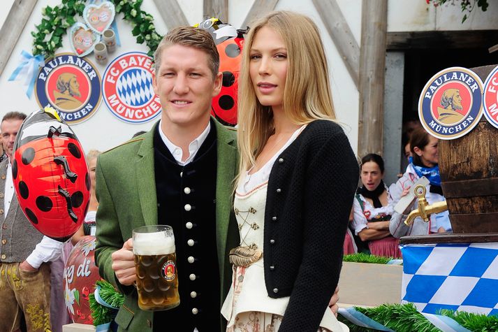Schweinsteiger vonast til að geta kennt liðsfélögum sínum Ein prosit lagið.