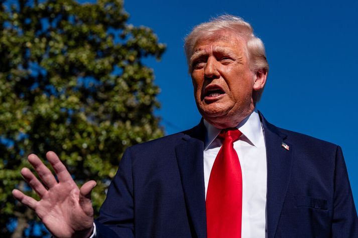 Trump ræddi við fréttamenn fyrir utan Hvíta húsið í kvöld. 