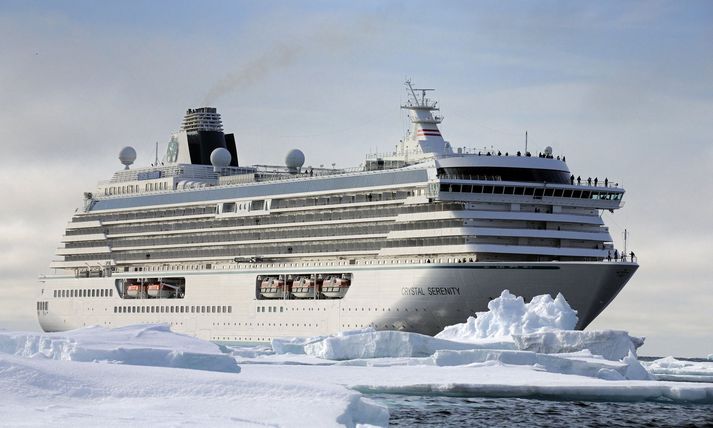 Skemmtiferðaskipið Crystal Serenity er 250 metra langt og 69 þúsund tonn að stærð.