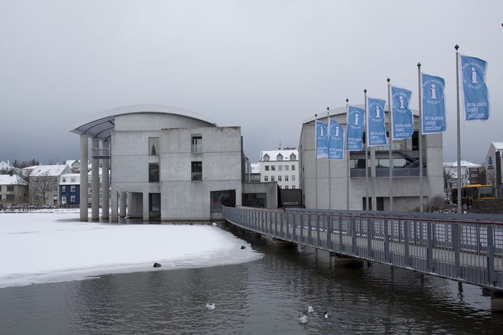 Meirihlutinn heldur velli og fær þrettán borgarfulltrúa af tuttugu og þremur samkvæmt nýrri könnun.