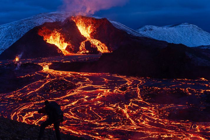 Hraun spýtist upp úr tveimur gígum í Geldingadölum á Reykjanesi. Suðri er að gefa eftir meðan Norðri bætir í.