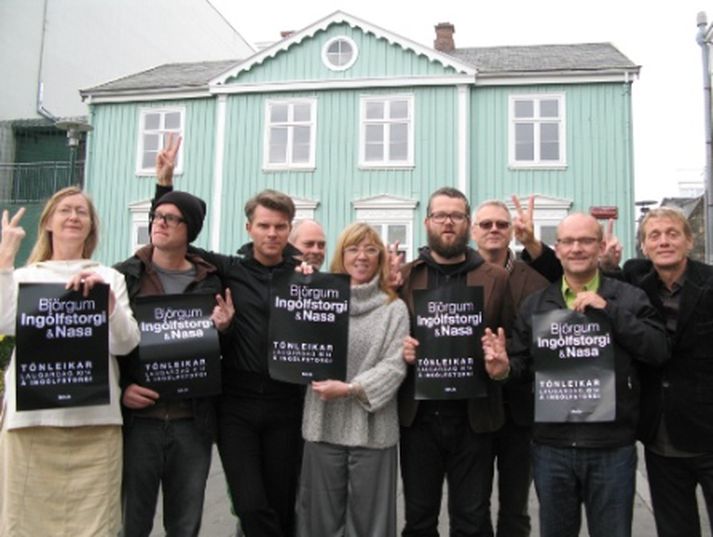 Tónlistarmenn og mótmælendur. Þau eru brot af þeim tíu þúsund sem eru á móti hótelbyggingu við torgið.