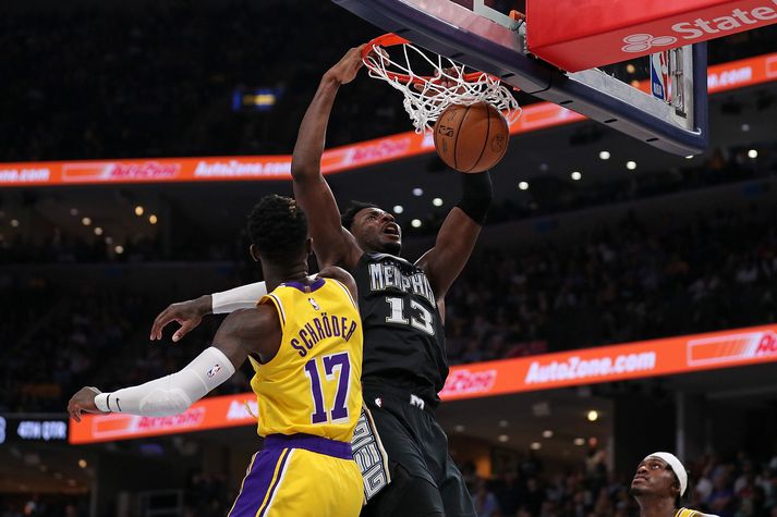 Jaren Jackson Jr., leikmaður Memphis Grizzlies treður yfir Dennis Schroder, leikmann Los Angeles Lakers, í leik liðanna í nótt.  