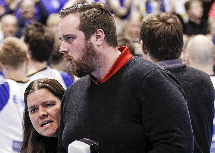 Athygli vakti þegar Kristín reyndi að reka ljósmyndara Fréttablaðsins af velli á handboltaleik sem RÚV hafði sýningarrétt á.