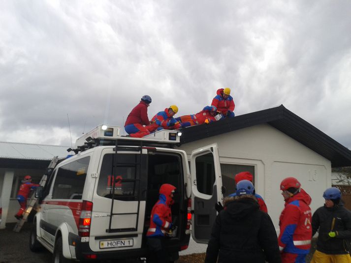 Björgunarfélag Hornafjarðar að festa þakplötur
