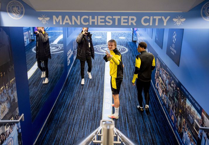 Borussia Dortmund Training And Press Conference MANCHESTER, ENGLAND - APRIL 05: Erling Haaland of Borussia Dortmund and Jude Bellingham of Borussia Dortmund during the training at Etihad Stadium on April 5, 2021 in Manchester, England. (Photo by Alexandre Simoes/Borussia Dortmund via Getty Images)