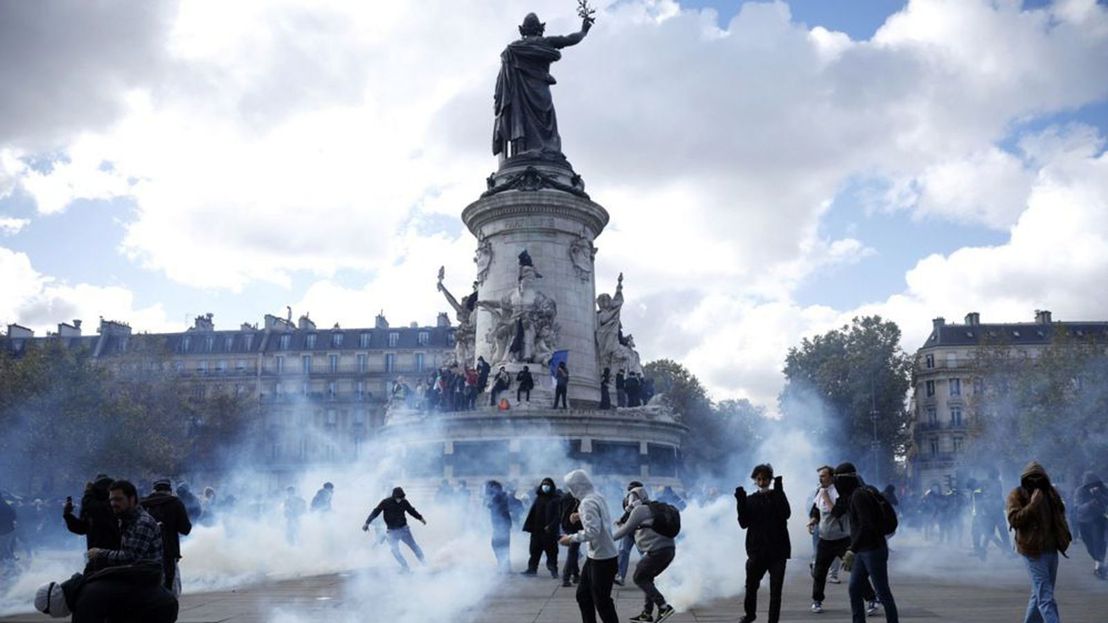 Mót­mælendur réðust inn í ráð­húsið í Marseille