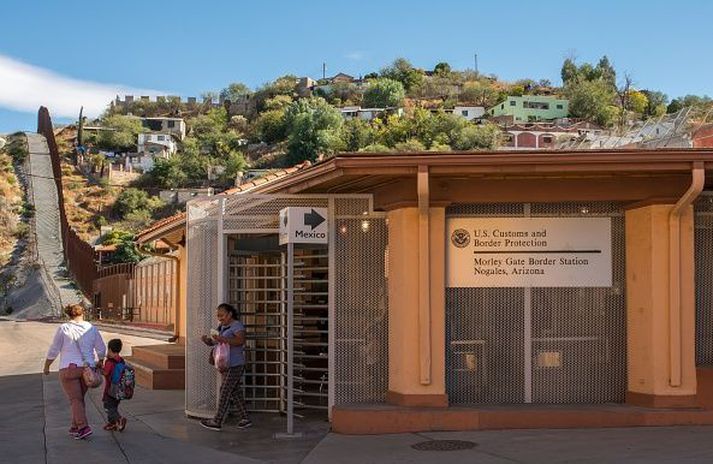 Frá landamærastöð í Nogales í Arizona þar sem mótmælendur hafa stöðvað umferð síðusta sólarhringinn.