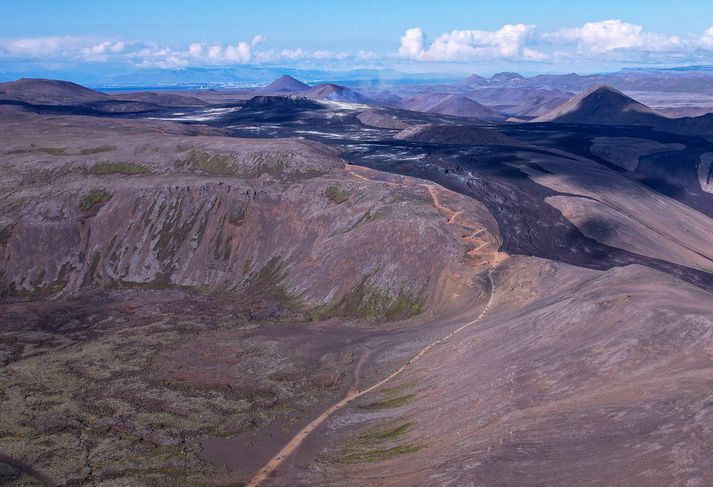 Séð yfir gönguleið A að gosinu.