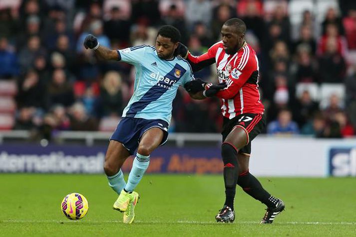 Alex Song og Jozy Altidore í baráttunni í leik West Ham og Sunderland.