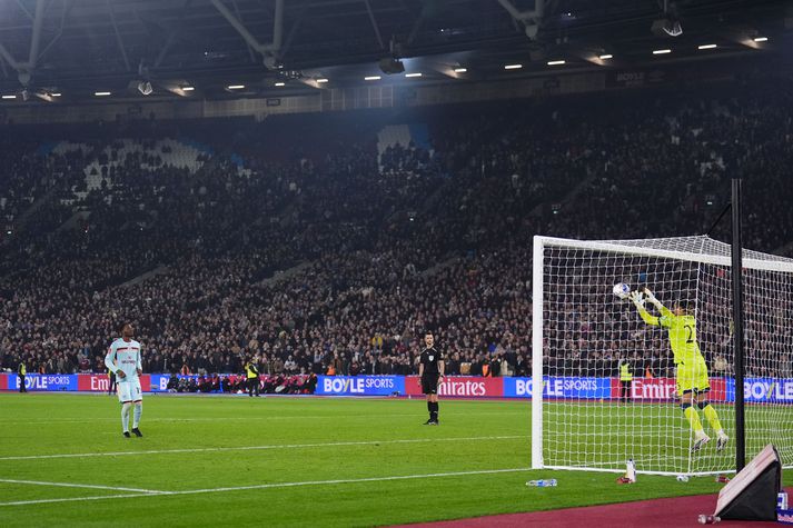Alphonse Areola grípur vítaspyrnu Dangos Ouattara í leik West Ham United og Brentford í gær.