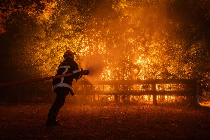 Alls hefur 42 þúsund hektara svæði brunnið í suðvesturhluta Frakklands, sem er fjórum sinnum stærra en Parísarborg. 