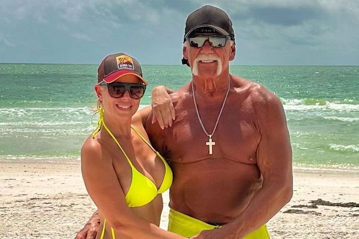 Hulk Hogan fór á skeljarnar og spurði Sky Daily um að giftast sér. Um er að ræða þriðju trúlofun glímukappans.