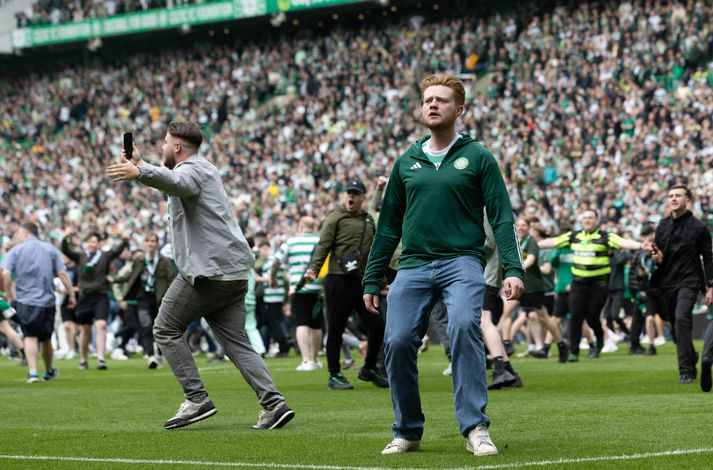 Stuðningsmenn Celtic ruddust inn á völlinn eftir að Callum Osmand skoraði þriðja mark liðsins gegn Hearts.