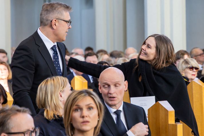 Katrín Jakobsdóttir og Bjarni Benediktsson fallast í faðma en þau voru saman í ríkisstjórn frá 2017 til 2024. Ráðherrar og þingmenn, núverandi sem fyrrverandi, fjölmenntu í Hallgrímskirkju.