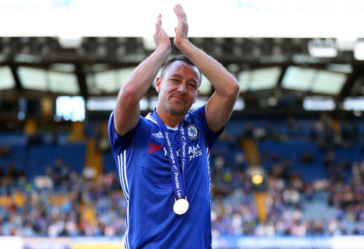 John Terry hættir hjá Chelsea sem Englandsmeistari.