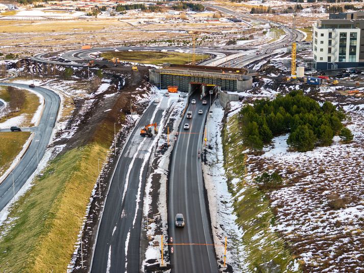 Brúin á að vera tilbúin næsta sumar. 