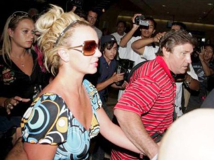 Britney Spears heldur fast í föður sinn sem hefur aldeilis fengið að kynnast uppþotinu sem skapast hvar sem dóttir hans stígur niður fæti.