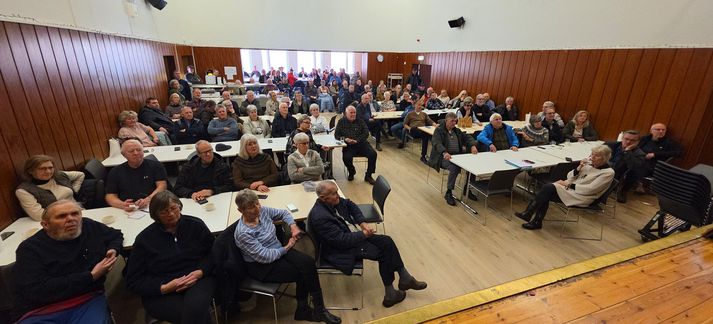 Bekkurinn var þétt skipaður í salnum í félagsheimilinu Borg í Grímsnes- og Grafningshreppi í dag en á annað hundrað sumarbústaðaeigendur mættu á fundinn.