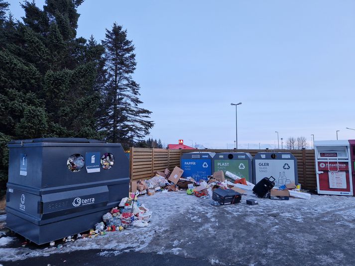 Það var ekki fögur sjón sem blasti við Sigurði Jökli Ólafssyni í sorpuferð í dag.