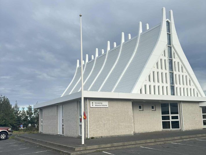 Regnbogafáni var skorinn niður við Grensáskirkju liðna helgi.