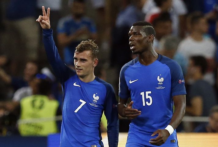 Antoine Griezmann fagnar marki sínu ásamt Paul Pogba.