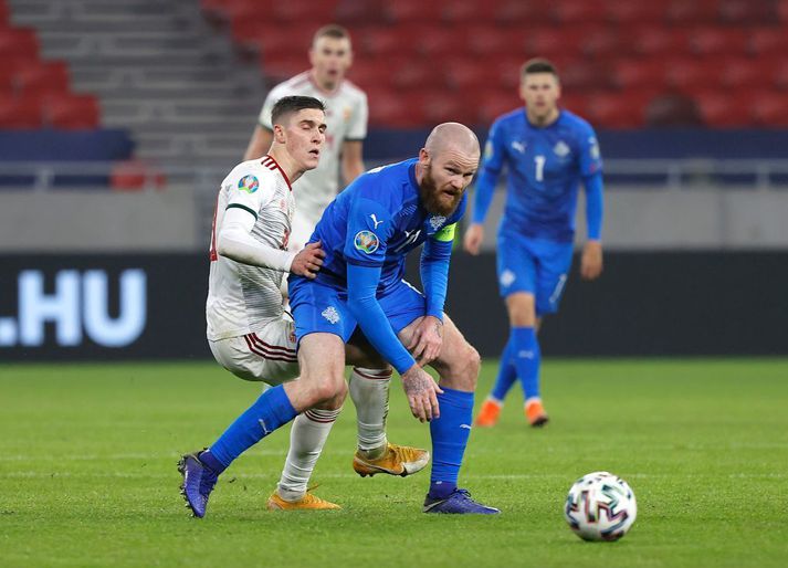 Aron Einar Gunnarsson fór meiddur af velli þegar skammt var til leiksloka, en þá var Ísland 1-0 yfir.