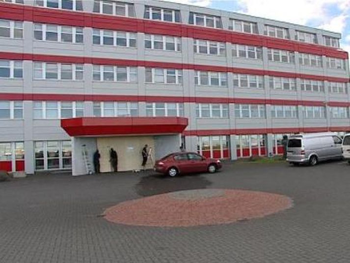 Unnið var að viðgerð á húsnæðinu í morgun.