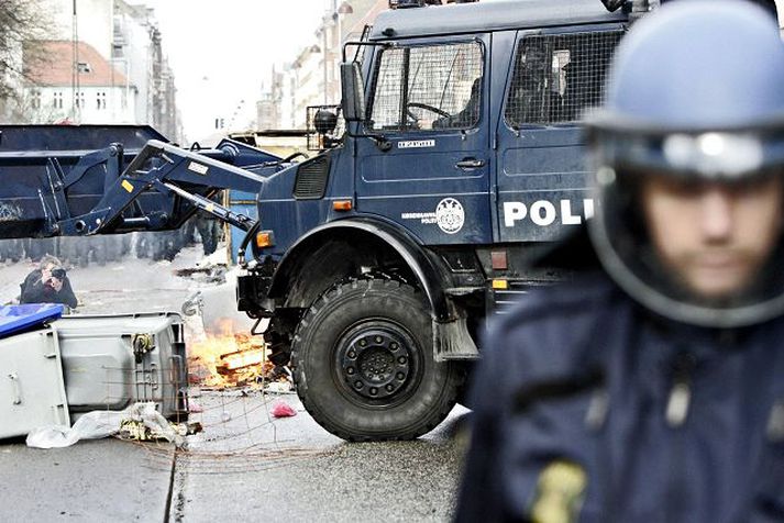 Dönsk lögregla á óeirðavaktinni í Kaupmannahöfn fyrr á þessu ári þegar deilt var um ungdómshúsið þar í borg. fréttablaðið/Hari