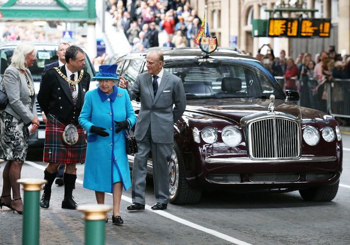 Mikill mannfjöldi var saman kominn á Waverley-lestarstöðinni í Edinborg í morgun þegar drottningin kom til borgarinnar.